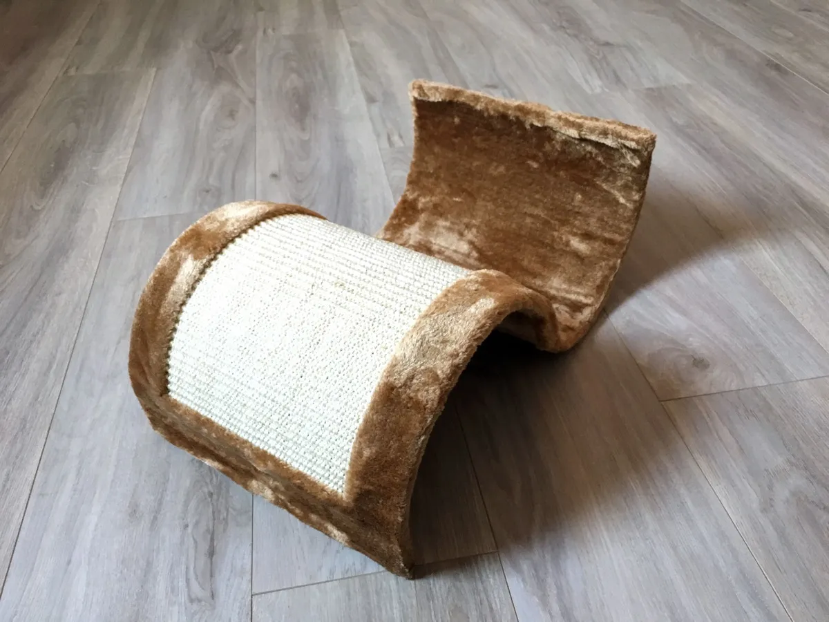Die Kratzwelle mit Plüschbezug und Sisalfläche auf Laminat