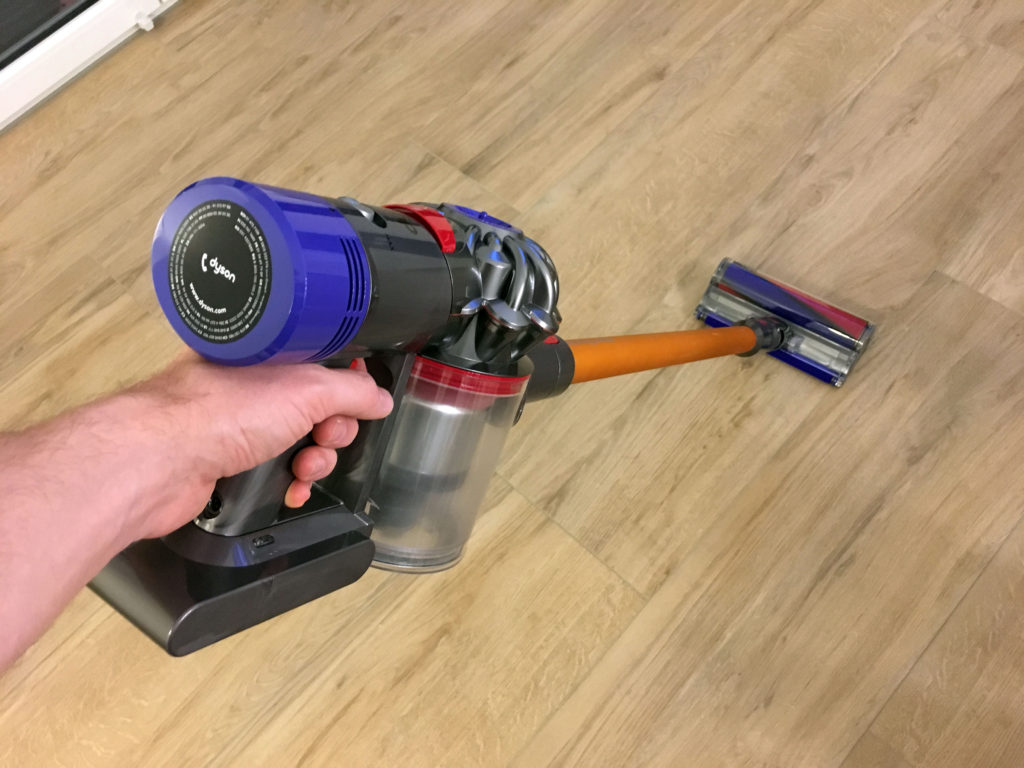 Der neue Dyson V8 im Test - Teleskopstiel im Einsatz