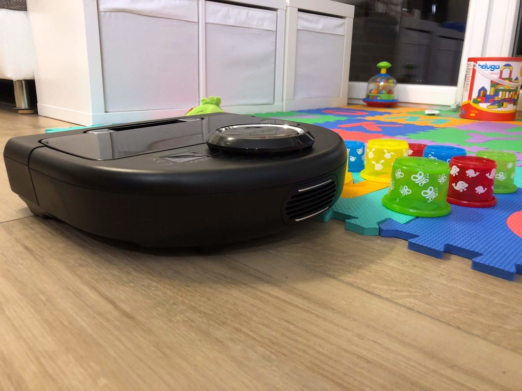 Der Neato Botvac Connected Saugroboter im Kampf gegen Kinderspielzeug